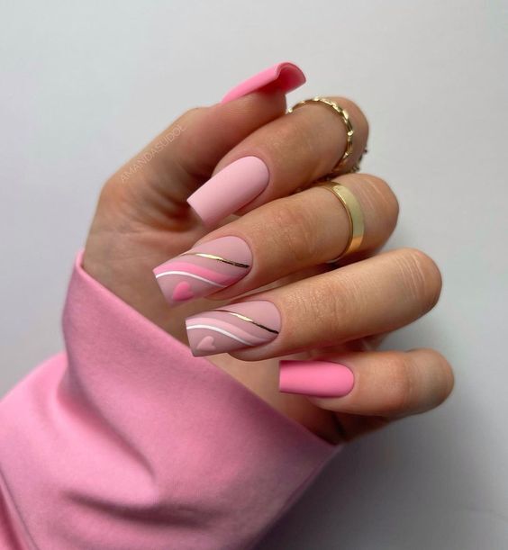 Spring Nails Square 2024: Chic Daisy Designs & Pastel Glitter Trends